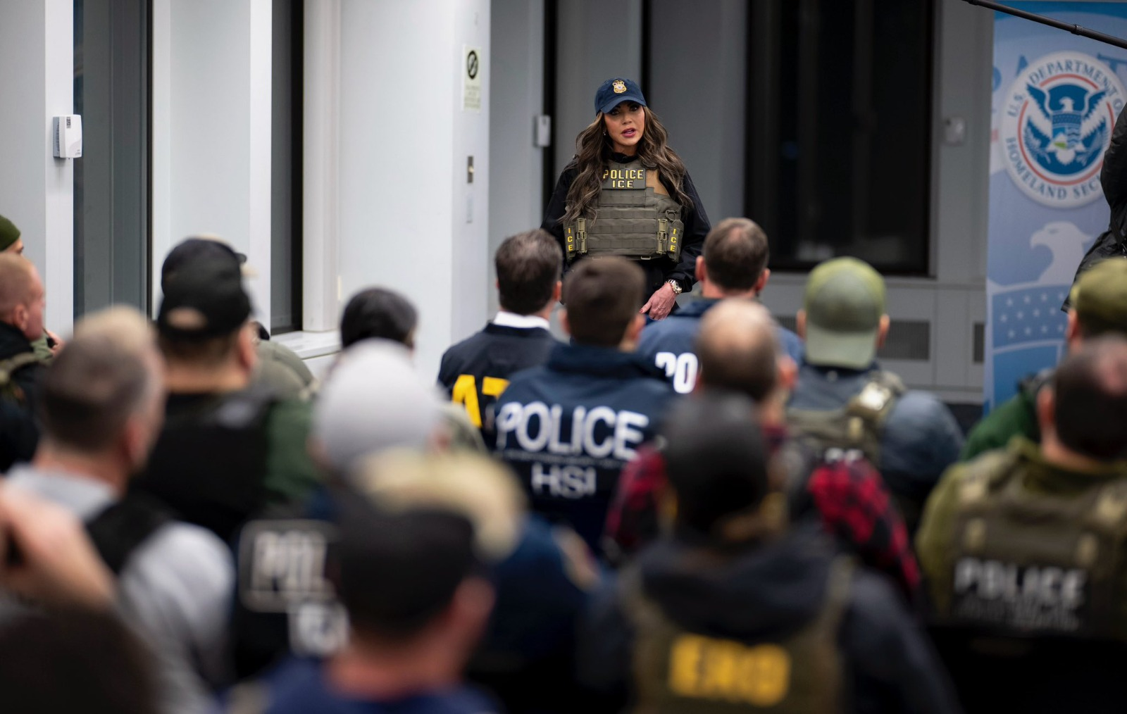 Secretaria de Seguridad de EU dirige detenciones de migrantes en NY: ‘Sacaremos de las calles a esta basura’