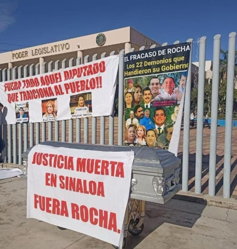 ‘Fuera Rocha’: Dejan ataúd en el Congreso de Sinaloa para exigir la renuncia del gobernador