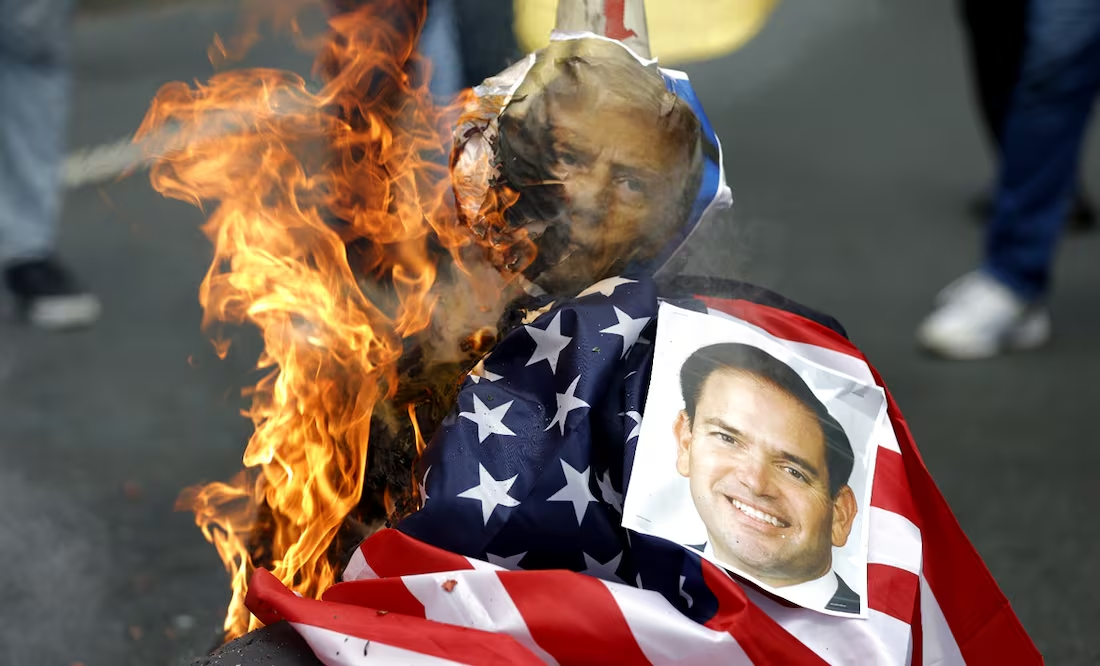 Queman imágenes de Trump y banderas de EU en Panamá ante próxima visita de Marco Rubio