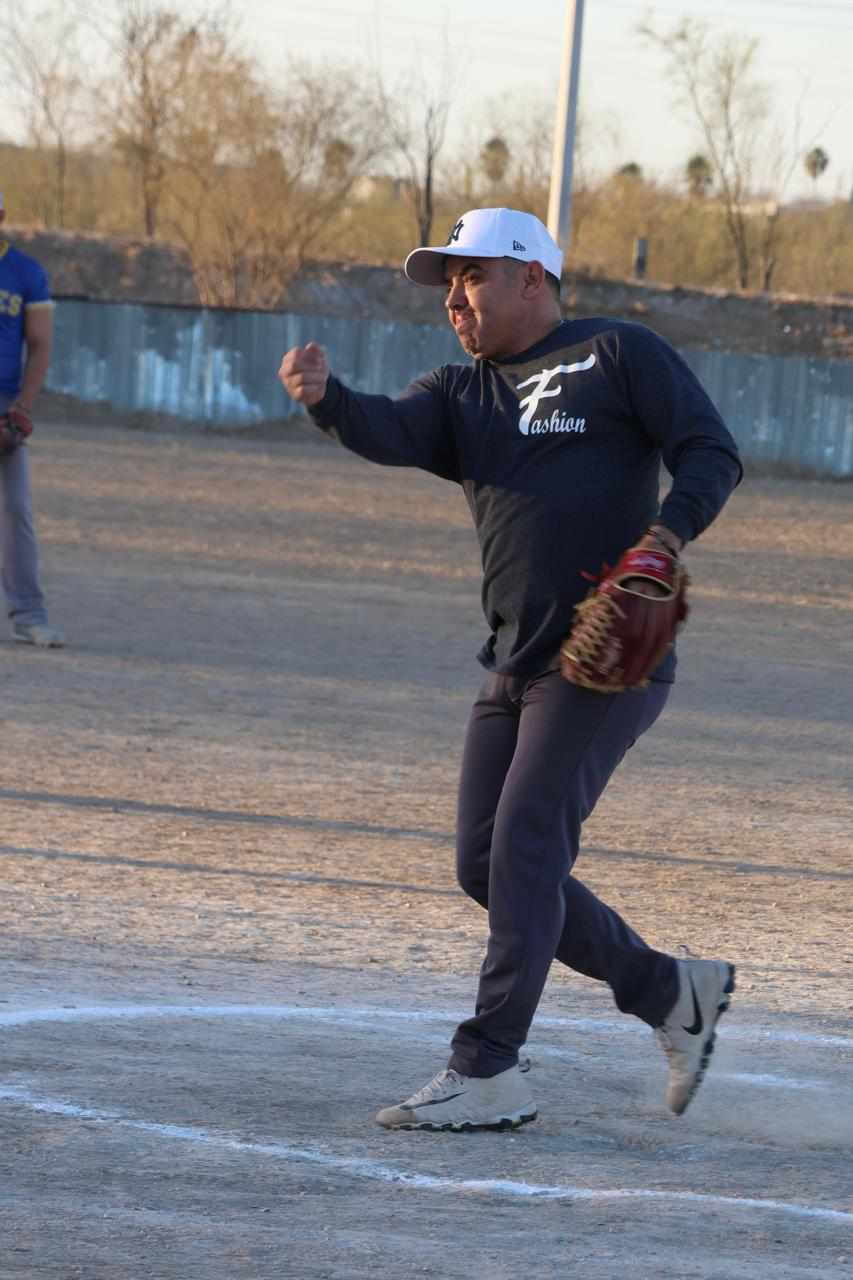 Se enfrentan en un juego de Sóftbol, elementos de la policia de Sabinas y selección local.