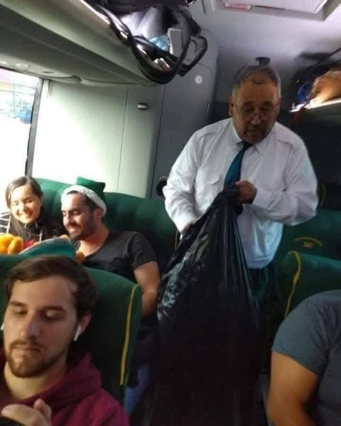 CHOFER DE AUTOBUSES DE NORTE DE SINALOA REGALÓ PELUCHES A NIÑOS PASAJEROS