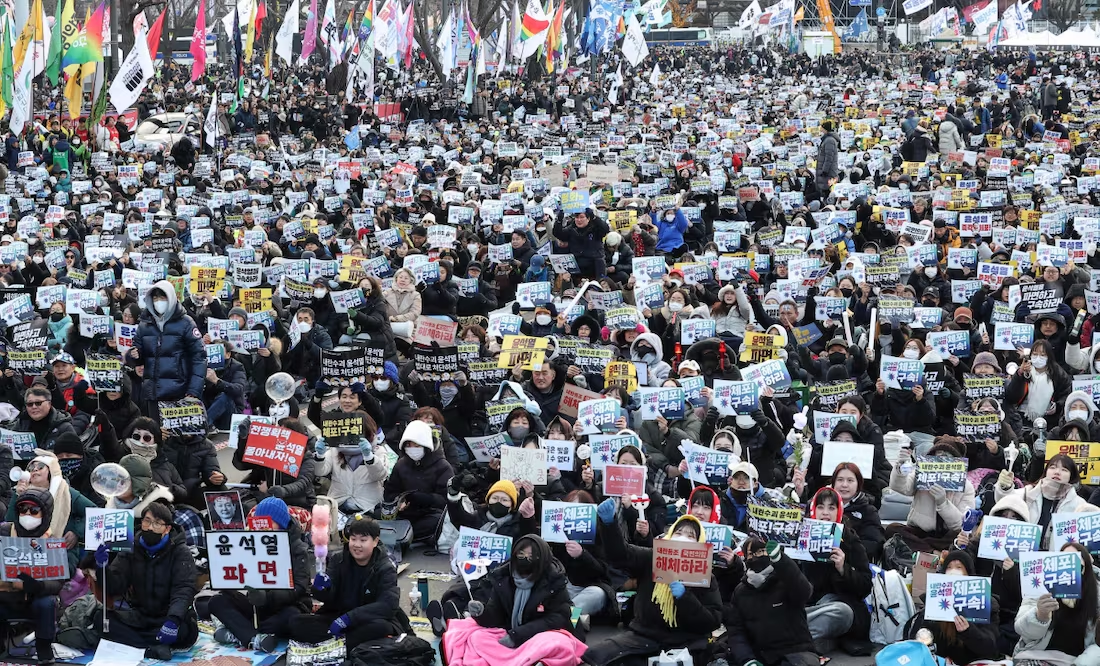Seúl vive otra jornada de tensión por protestas a favor y en contra Yoon Suk-yeol; cancelan operativo para arrestarlo