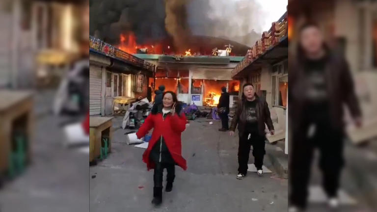 Arde mercado de alimentos en China; hay 8 muertos y 15 heridos