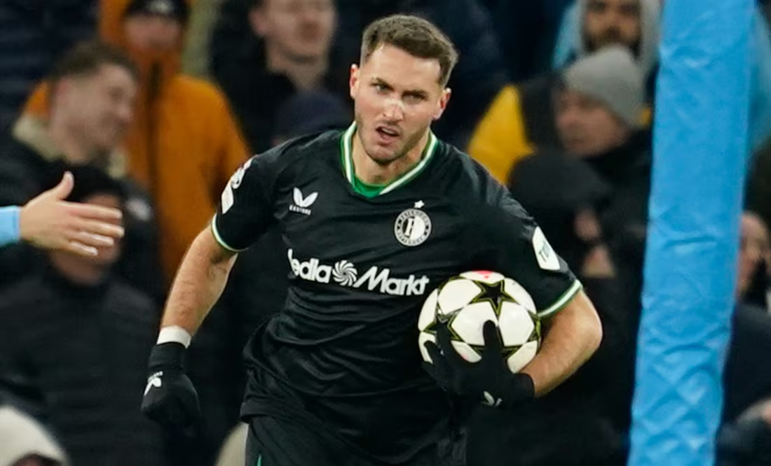 Directivo del Feyenoord cree que Santiago Giménez debería ir a la Premier League; «Sería un buen siguiente paso» confesó