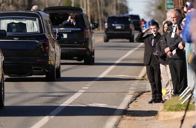 Coche fúnebre de Jimmy Carter recorre su pueblo natal y la granja donde creció