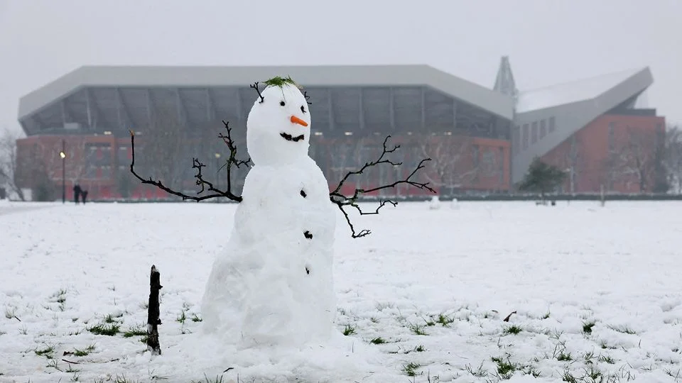 El partido Liverpool vs Manchester United se jugará pese a nevada y lluvia helada que afecta al Reino Unido