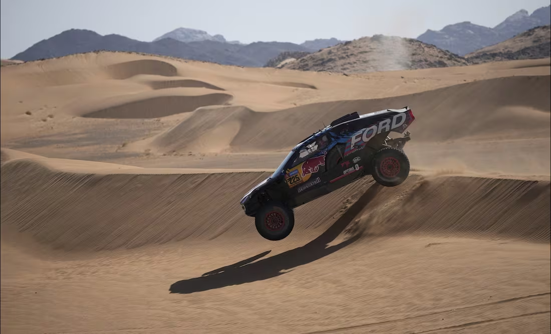 Carlos Sainz se volteó en el Rally Dakar; pudo seguir pese a los daños en el auto