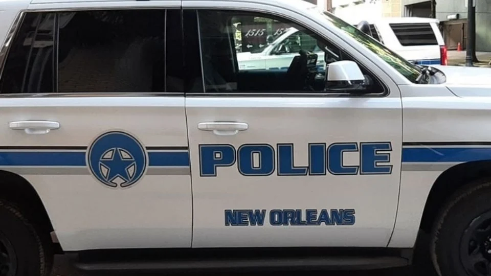 Sujeto arrolla a una multitud con un camión en Nueva Orleans y luego dispara un arma; deja 10 muertos y 30 heridos