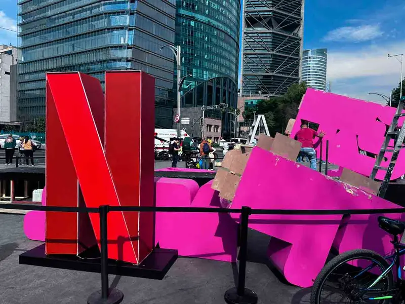 Retiran publicidad ilegal de famosa serie de televisión instalada en Chapultepec