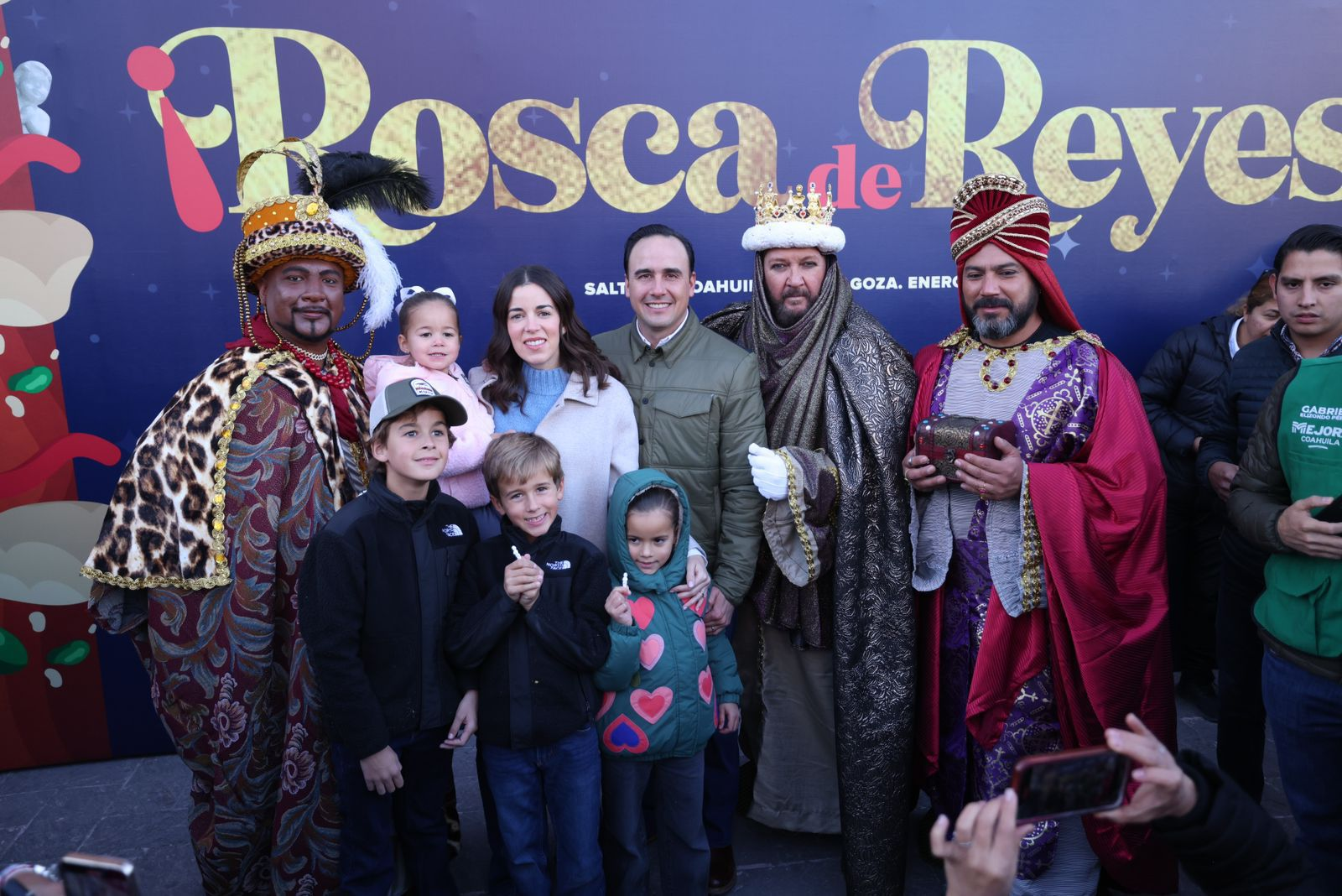 CONVIVEN MANOLO Y PAOLA CON CIENTOS DE FAMILIAS EN LA TRADICIONAL ROSCA DE REYES