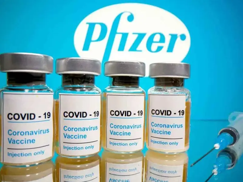 Joven sufre crecimiento de senos por vacuna de Pfizer