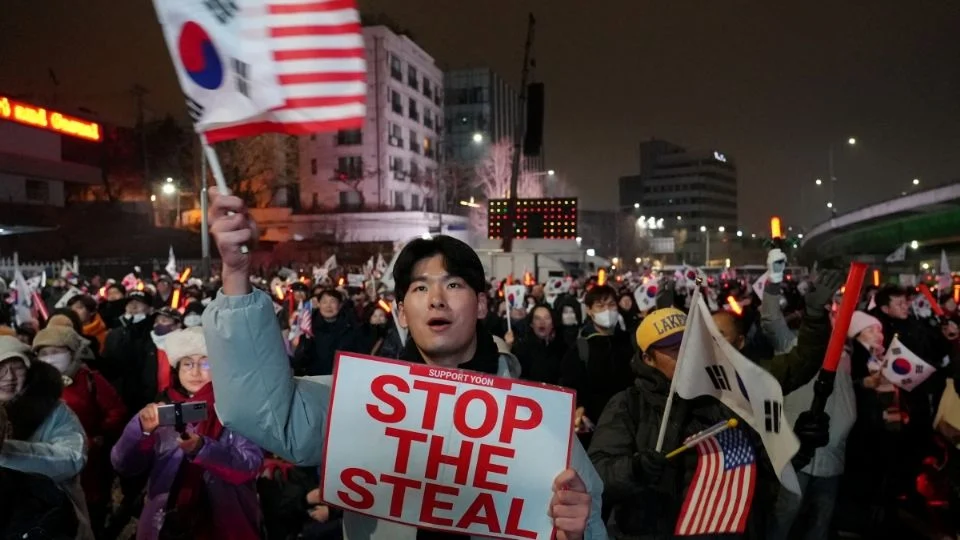 El presidente de Corea del Sur se dio a la fuga por su posible arresto, acusa la oposición