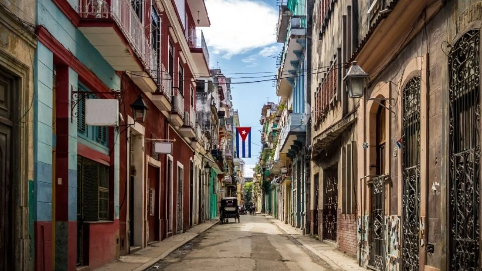 Hay 13 militares desaparecidos en Cuba por explosiones en un almacén de armas y municiones