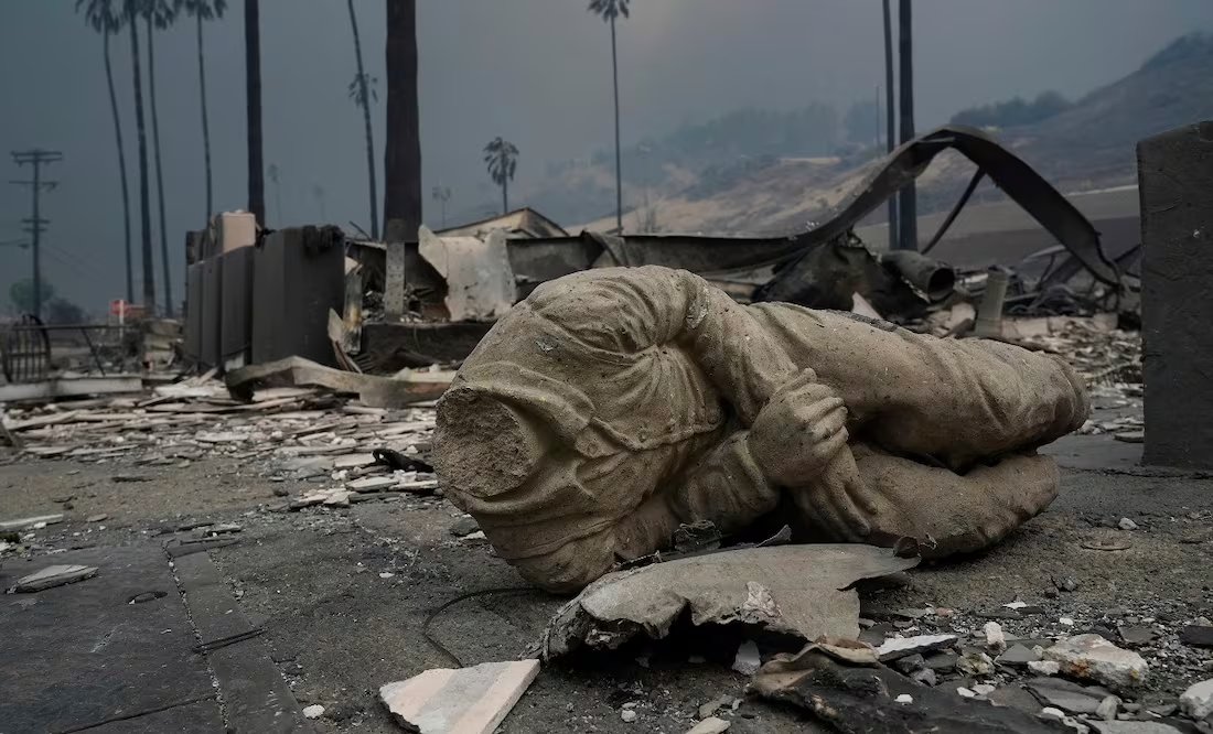 Por incendios en California, desalojan casa de Kamala Harris; la vicepresidenta de EU pide a residentes evacuar de inmediato