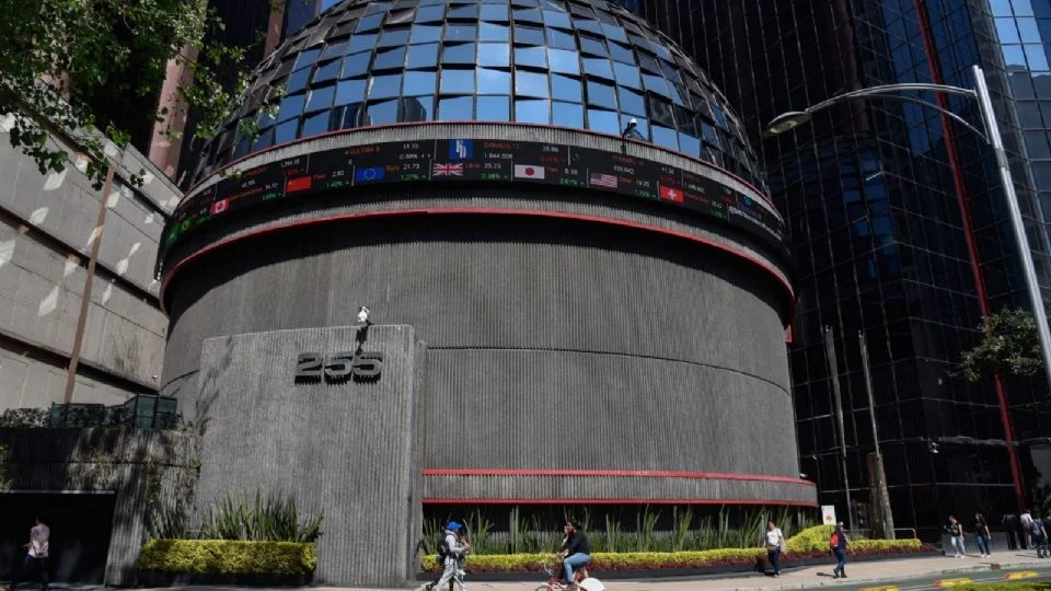 Trabajador cae de la cúpula de la Bolsa Mexicana de Valores mientras realizaba labores de limpieza