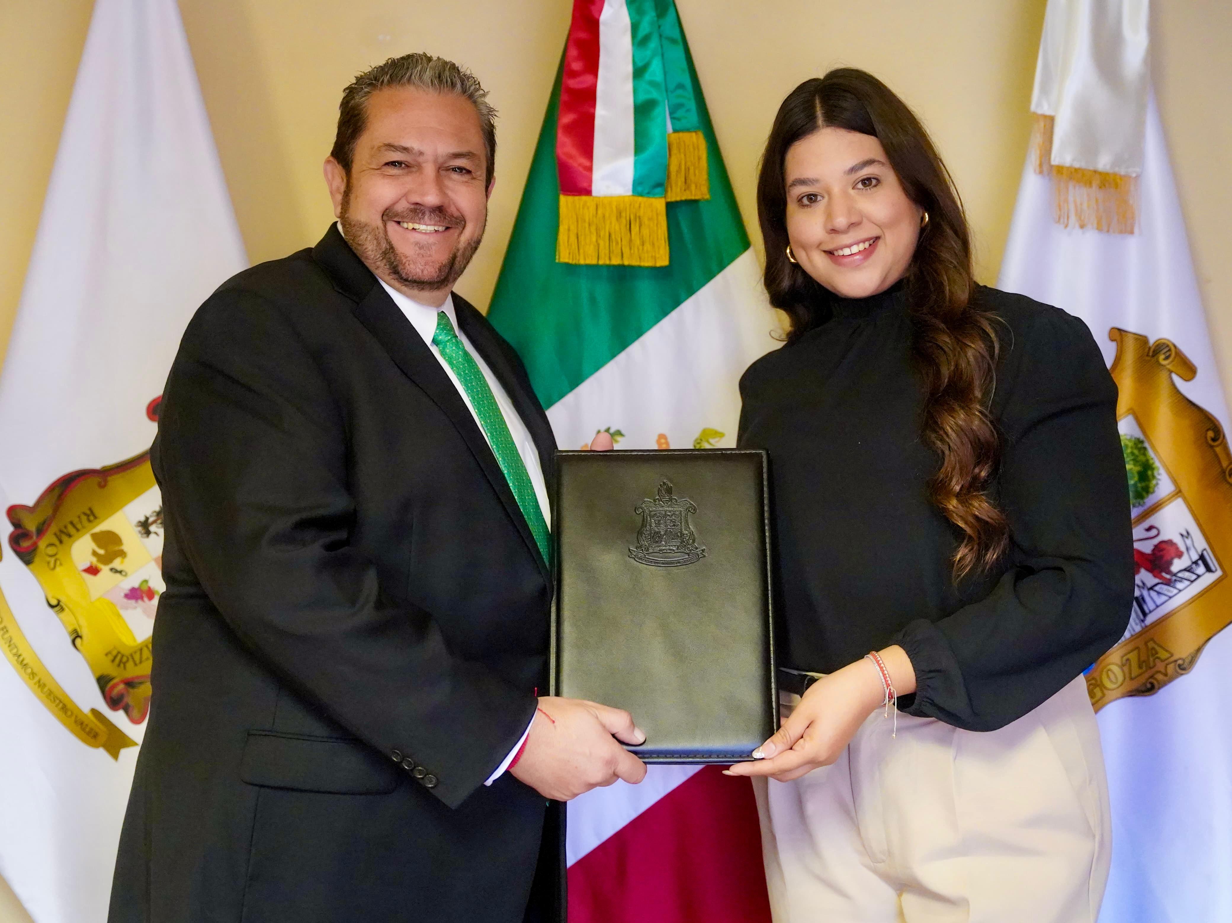 Entrega Tomás Gutiérrez nombramientos; pide trabajar con profesionalismo