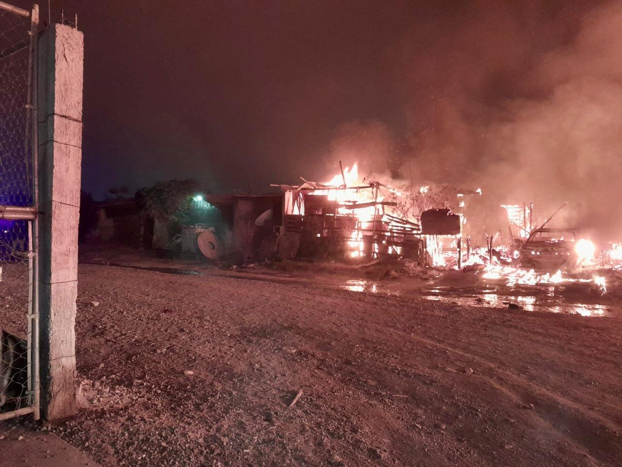 Atiende Protección Civil y Bomberos incendio en tejabanes de Urbivilla
