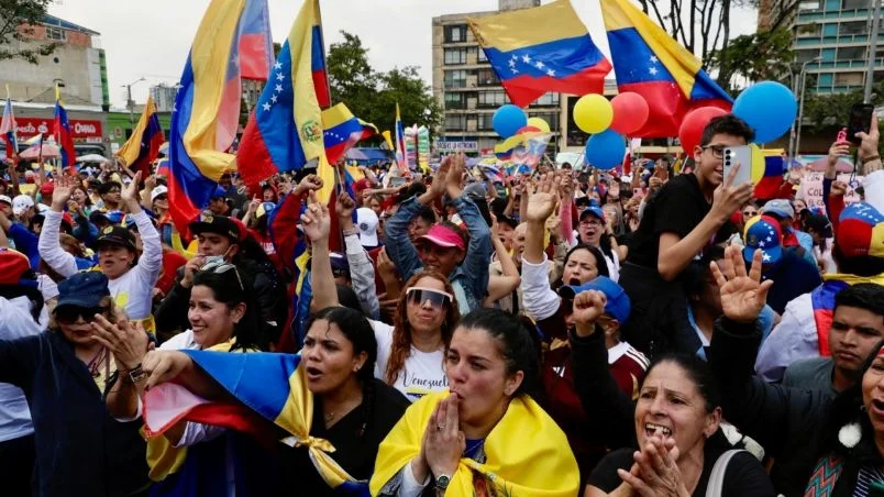 Cientos salen a las calles de Venezuela para protestar contra Maduro; policías lanzan gases lacrimógenos