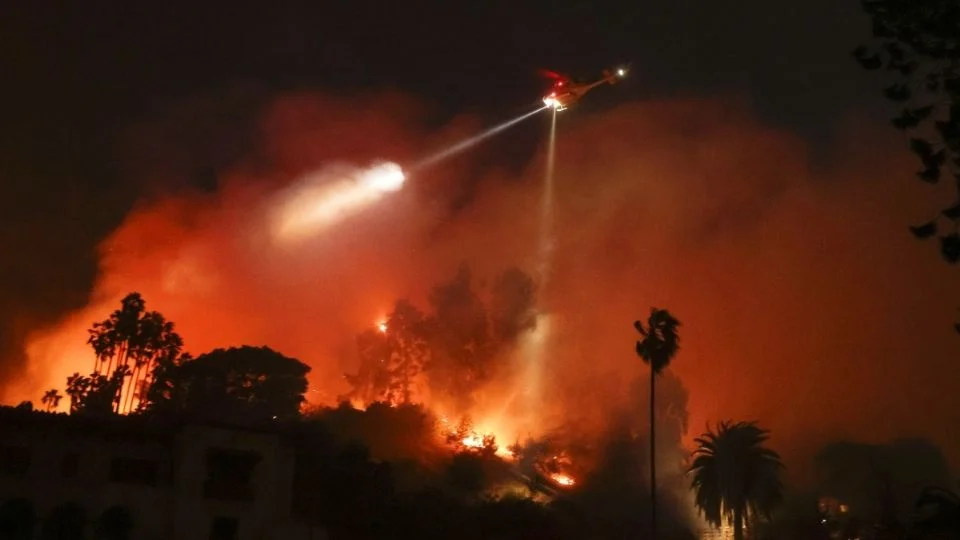 Paris Hilton, Billy Crystal y Jamie Lee Curtis, entre los famosos damnificados por incendios en Los Ángeles