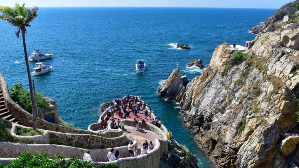 Se hunde yate en Acapulco luego de chocar contra una zona rocosa de La Quebrada