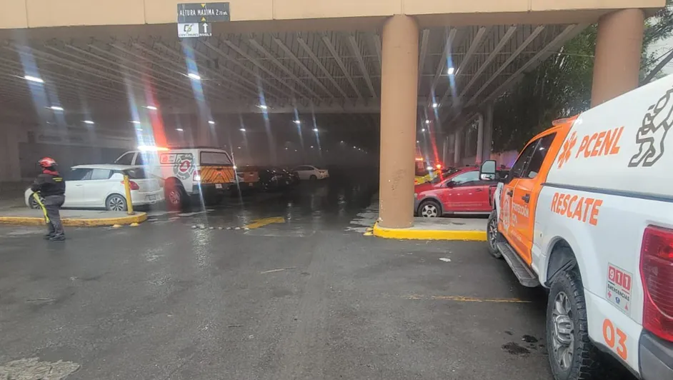 Incendio en plaza comercial en Monterrey causa desalojo de más de 400 personas