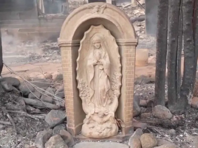 Estatua de la Virgen de Guadalupe queda intacta tras incendio en Los Ángeles