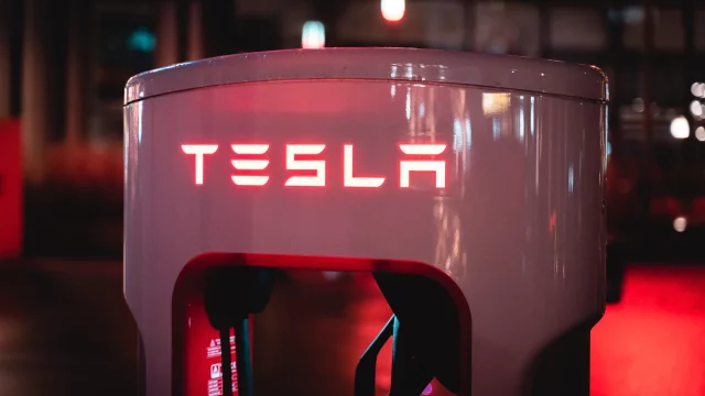 Tesla comienza pruebas de megafábrica de almacenamiento en Shanghái.