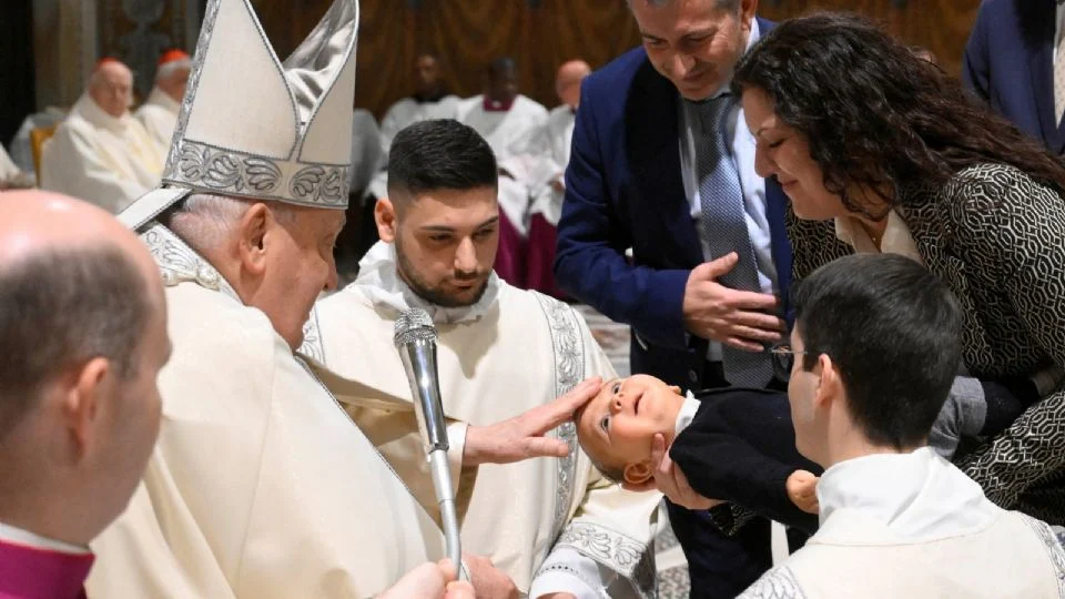 El papa Francisco bautiza a 21 bebés en la Capilla Sixtina para recordar el primer sacramento de Jesús en el río Jordán