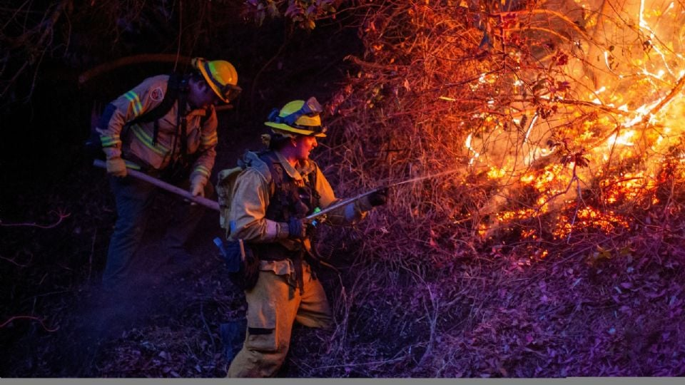 Fuertes vientos en Los Ángeles seguirán hasta el miércoles y avivarán las llamas, advierten autoridades