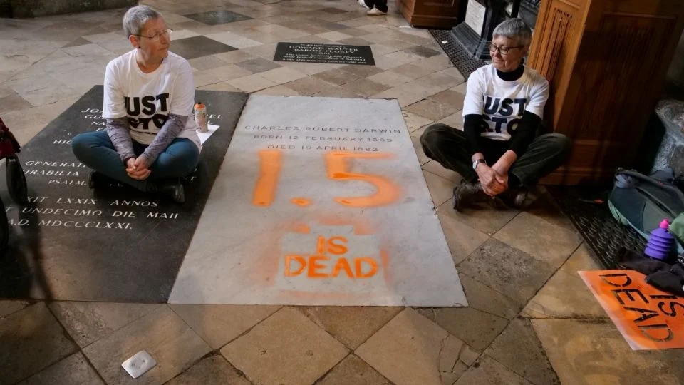 Activistas de Just Stop Oil rayonean la tumba de Darwin en la abadía de Westminster de Londres