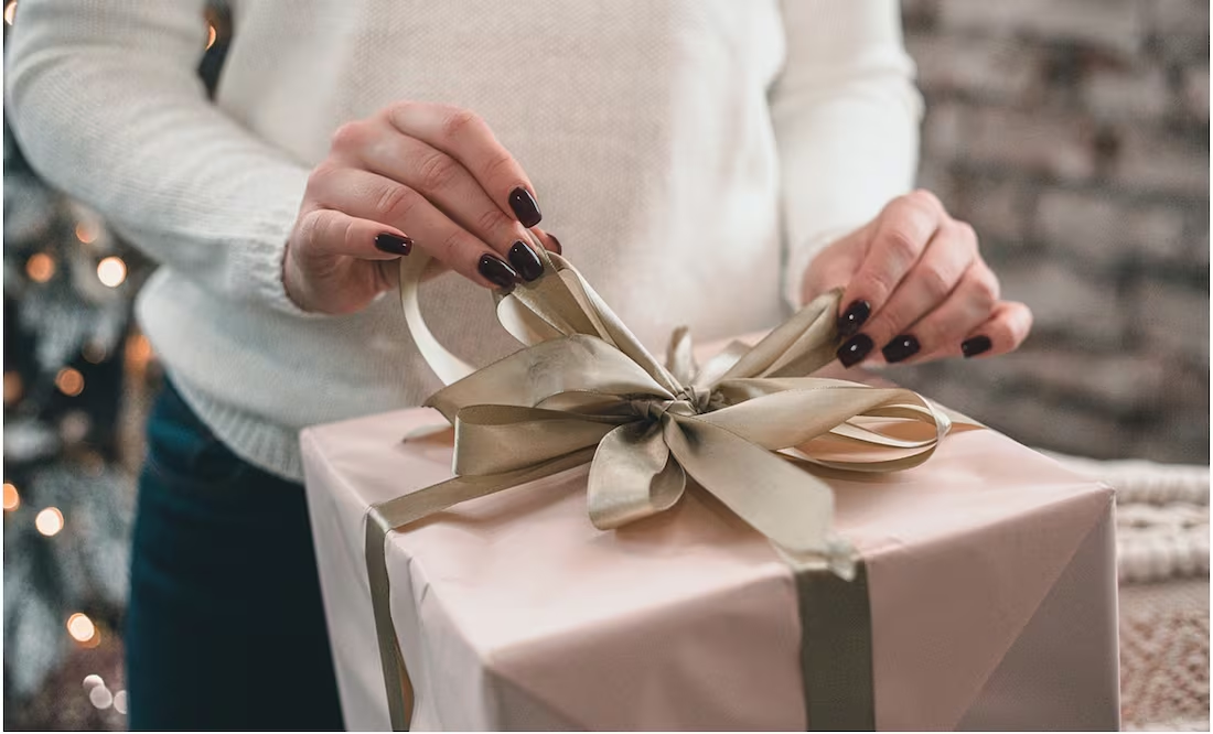Harvard revela que dar regalos genera mayor felicidad que recibirlos; descubre por qué