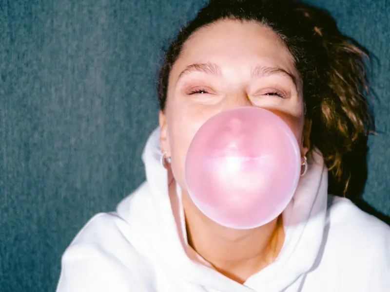 ¿Se pega en el estómago? Estos son algunos de los mitos de masticar chicle