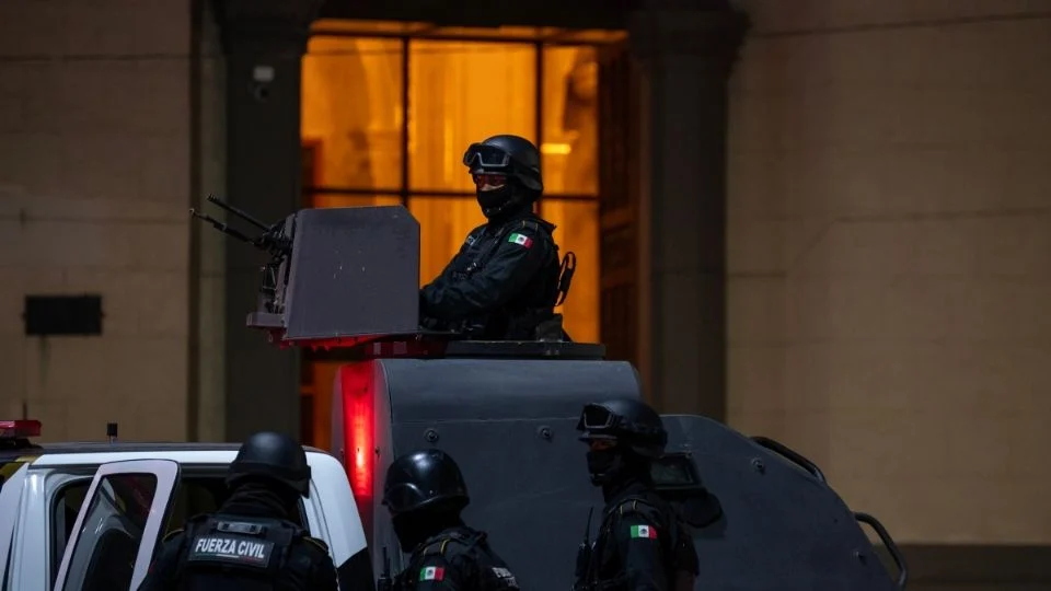 Alerta por posible carro bomba en edificio gubernamental moviliza a autoridades en Nuevo León