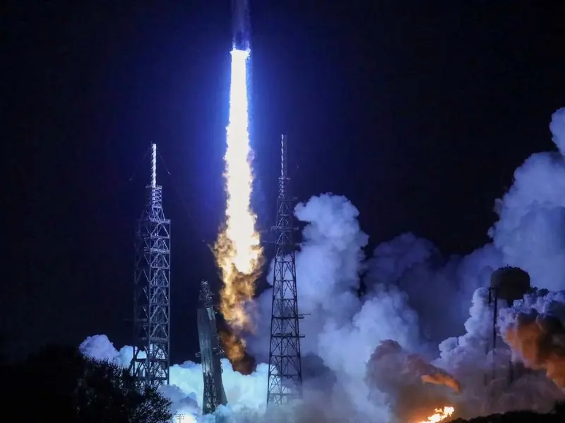 Bezos lanza su cohete para competir contra Elon Musk por la carrera espacial
