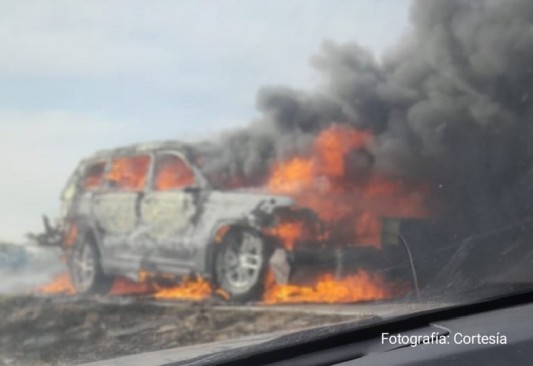 Se incendia camioneta