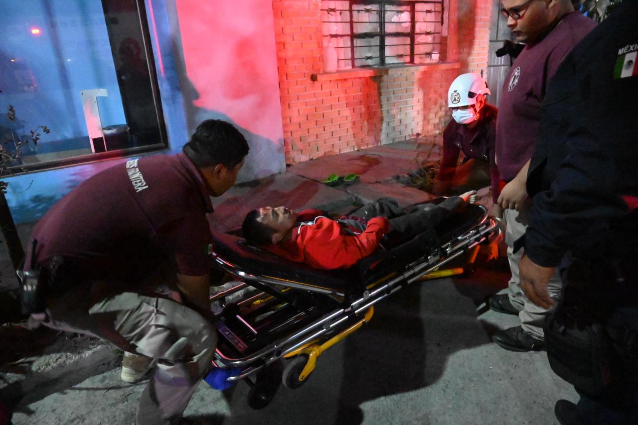 Rescatan a lavacoches que cae en alcantarilla