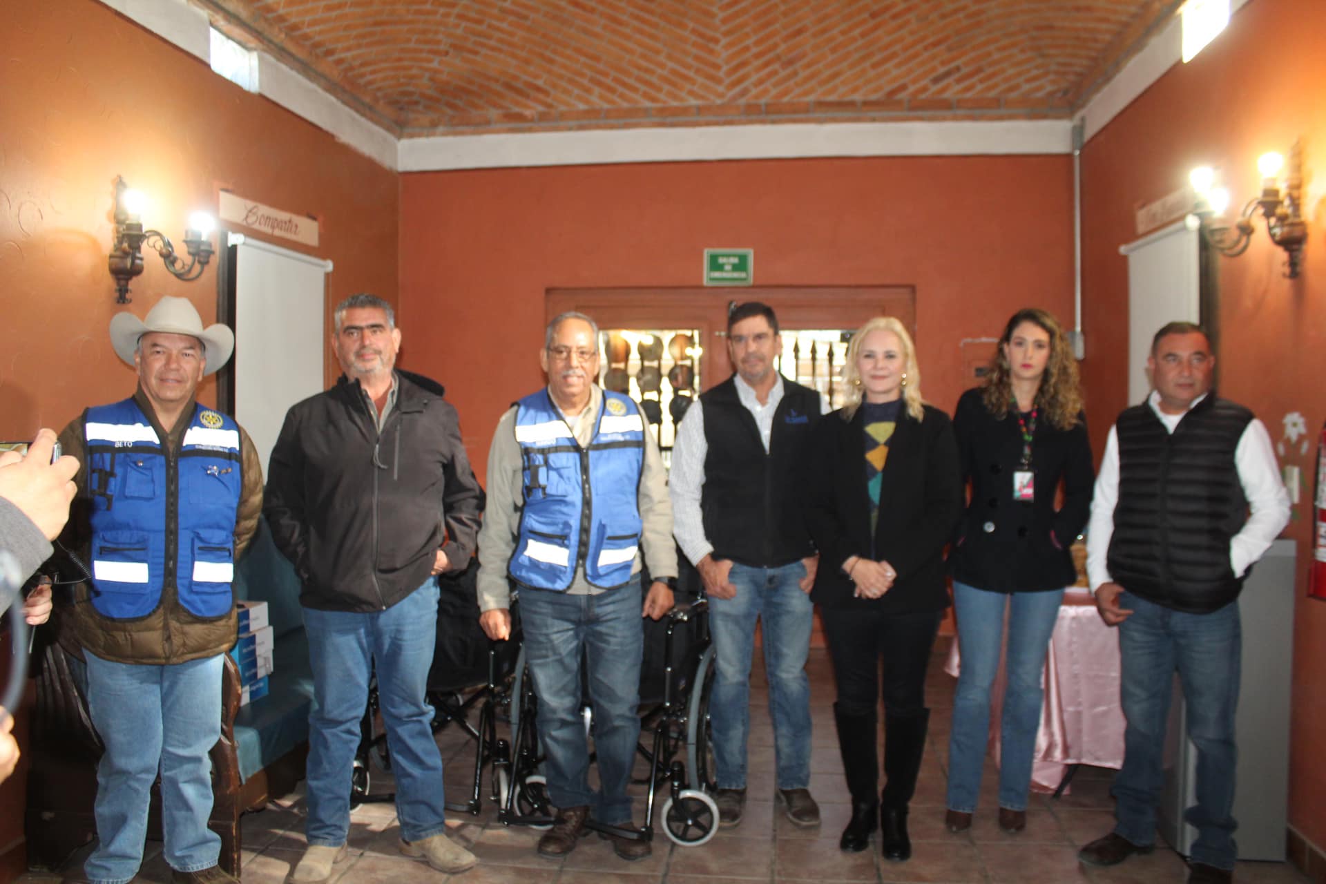 Entrega Rotario apoyos en asilo