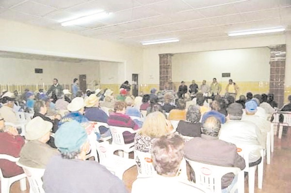 Pretenden amparo pensionados; se niegan a desalojar salón