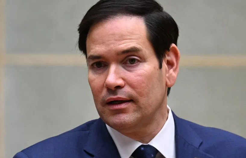 Avión que transportaba a Marco Rubio a Europa registra falla mecánica; regresa a Washington