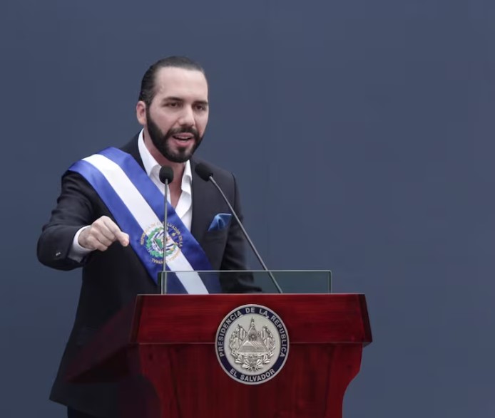 Bukele afirma que el periodismo independiente es “lavado de dinero”; asegura que son un “eufemismo”