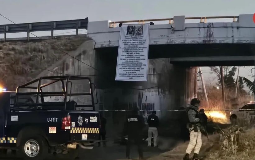 Dejan cinco cuerpos colgados de un puente en Salamanca, Guanajuato