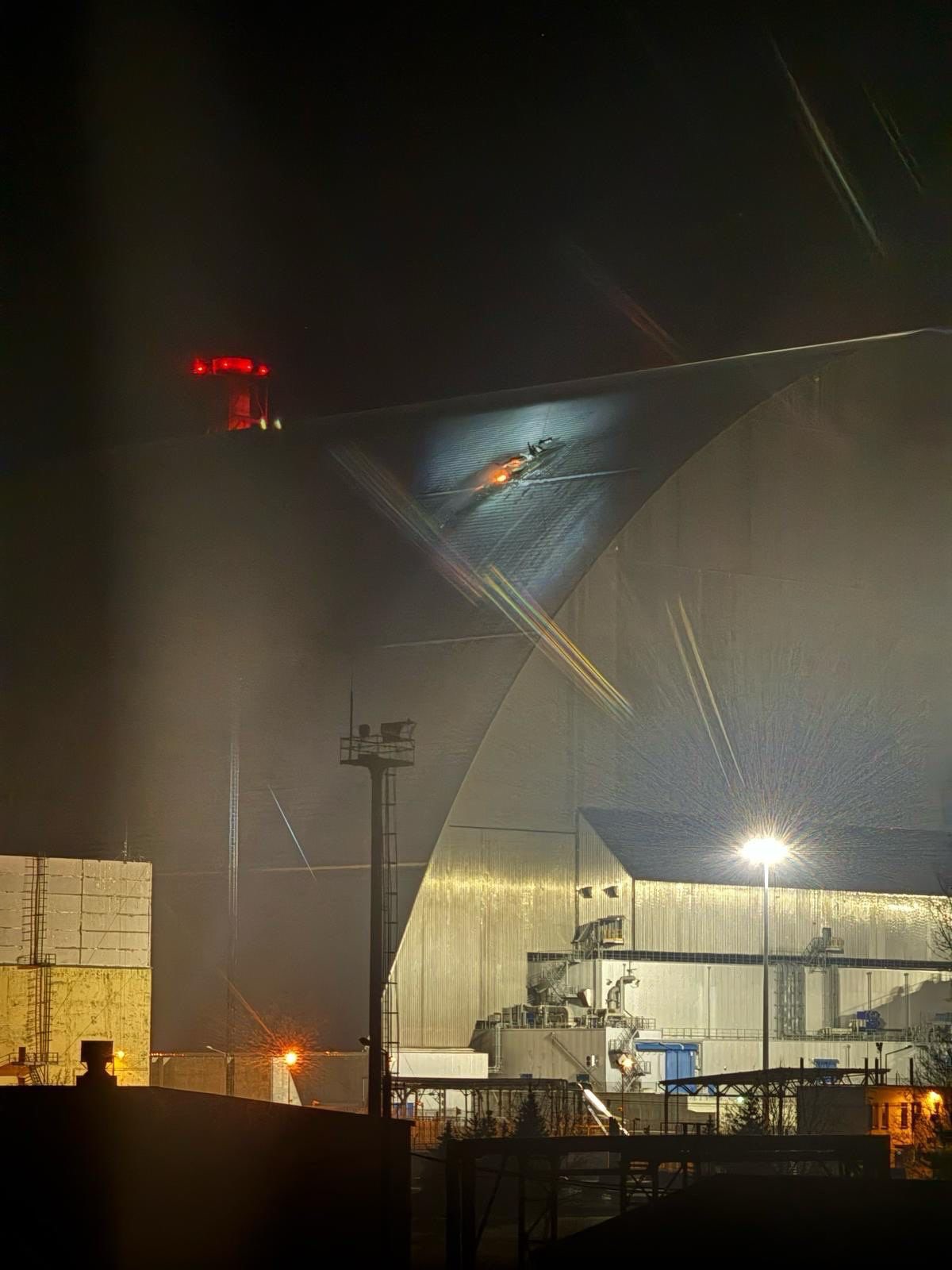 Dron ruso impacta sarcófago del reactor nuclear de Chernobyl; Rusia lo niega