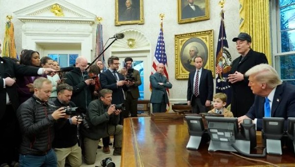 Excluyen a la agencia AP de eventos de Trump por mantener el nombre del Golfo de México