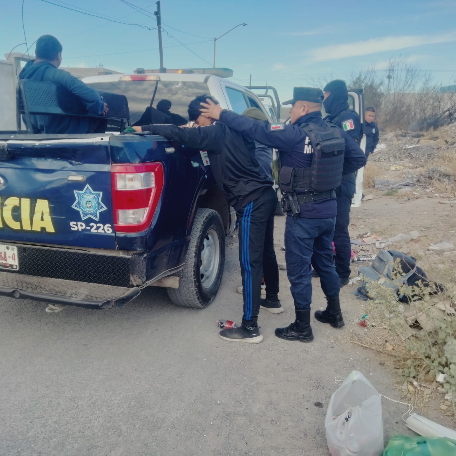 Chocan en moto dos adolescentes