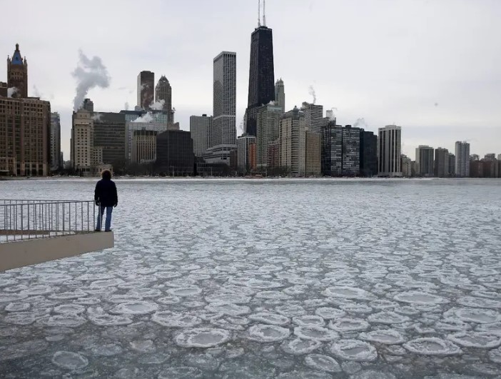 Gobernador de Illinois proclama ‘renombrar’ el lago Michigan… en respuesta a Trump