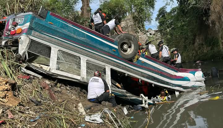 Identifican a mexicano entre los 54 muertos por accidente de autobús en Guatemala