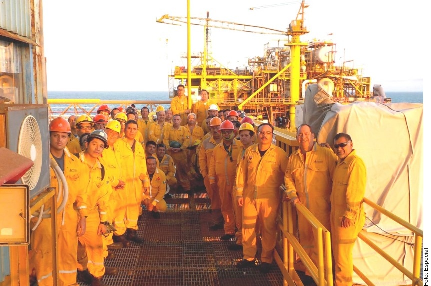 Inician trabajadores huelga de hambre; exigen a Pemex comida