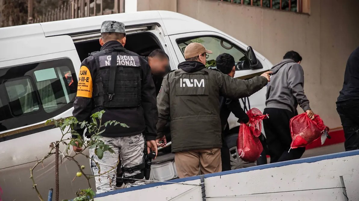 Llega avión con migrantes deportados de EU a Chiapas