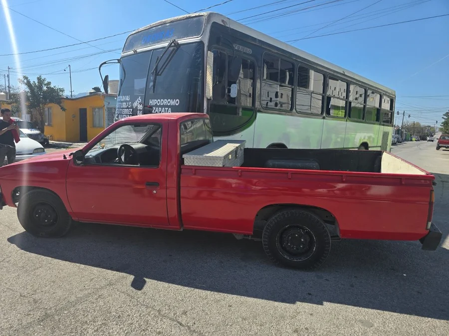 Destroza camioneta unidad de transporte