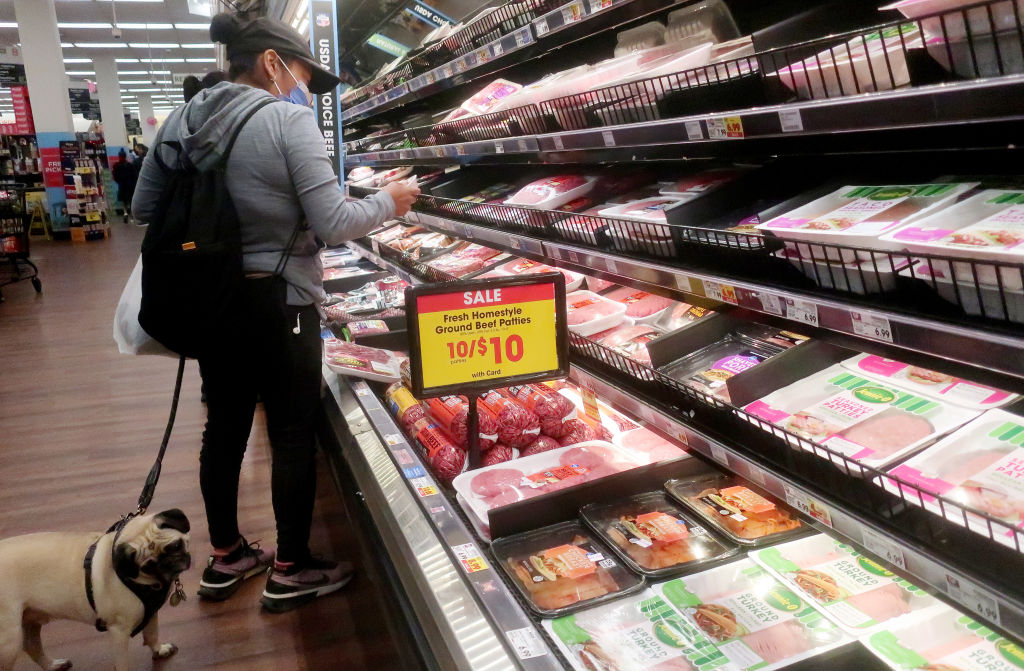 Precio y desabasto de huevo aumentan en EU por gripe aviar; comienzan a robarlo